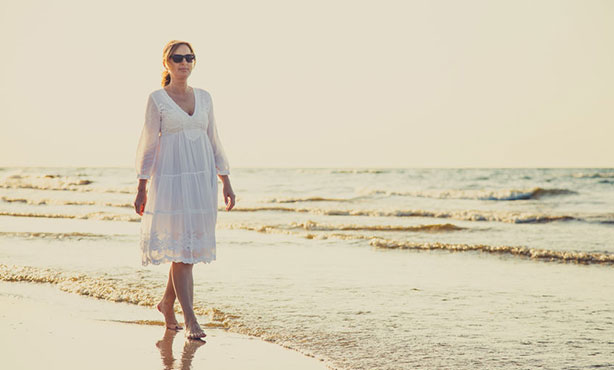 donna cammina in riva al mare