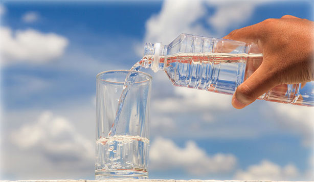 versare acqua nel bicchiere